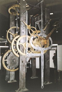 Uhr als Blickfang, 4 Meter hoch