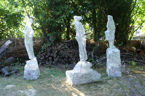 2209, drei Skulpturen in Weiß, h ca. 160 cm