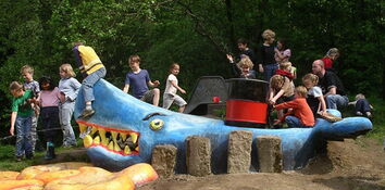 Fischboot mit spielenden Kindern