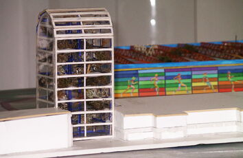 Modell mit Sporthalle und Gewächshaus