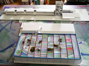 Die neue Sporthalle, dahinter die alte Sporthalle und die Schule.