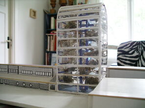 Zehn Stockwerke Gewächshaus und Pausenhalle.