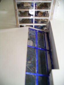 Die Eingangshalle der Schule ist mit Glas überdacht