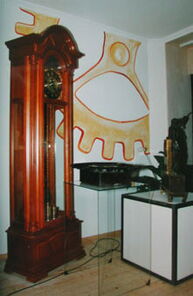 Impressionen vom Museum, Uhr, Wandmalerei und Stativ